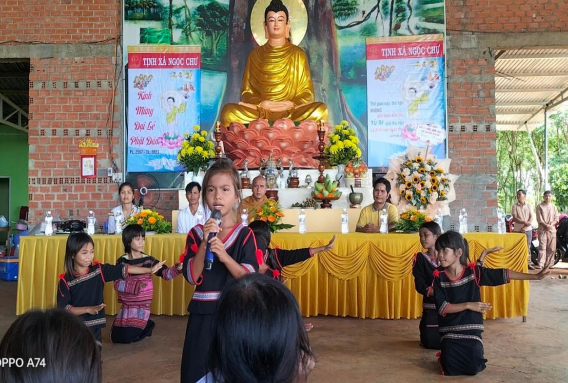 Văn nghệ của các em đồng bào dân tộc trong Chương trình Đại Lễ Phật Đản năm 2023