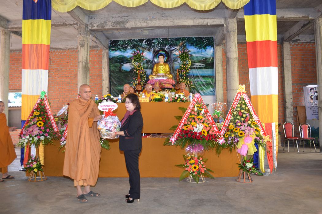 Bà Đinh Thị Giang PCT UBMTTQVN tỉnh Gia Lai tặng quà mừng Đại lễ