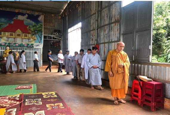 Hình ảnh Sư hướng dẫn Phật tử đi kinh hành sau giờ nghe Pháp chiều